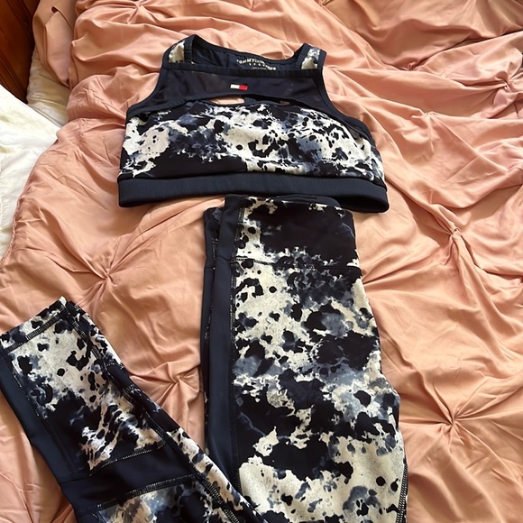 Tommy Hilfiger work out set - Picture 1 of 3